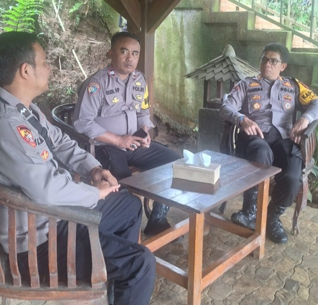 Cipta Kondisi Amankan Nataru Ops Lilin 2024, Kapolsek Caringin Bersama Anggota Patroli Monitoring Tempat Wisata