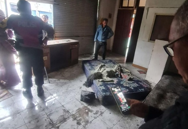 Mayat Tanpa Identitas Tergeletak Dirumah Kosong, Polsek Caringin Bersama Unsur Terkait Cek TKP