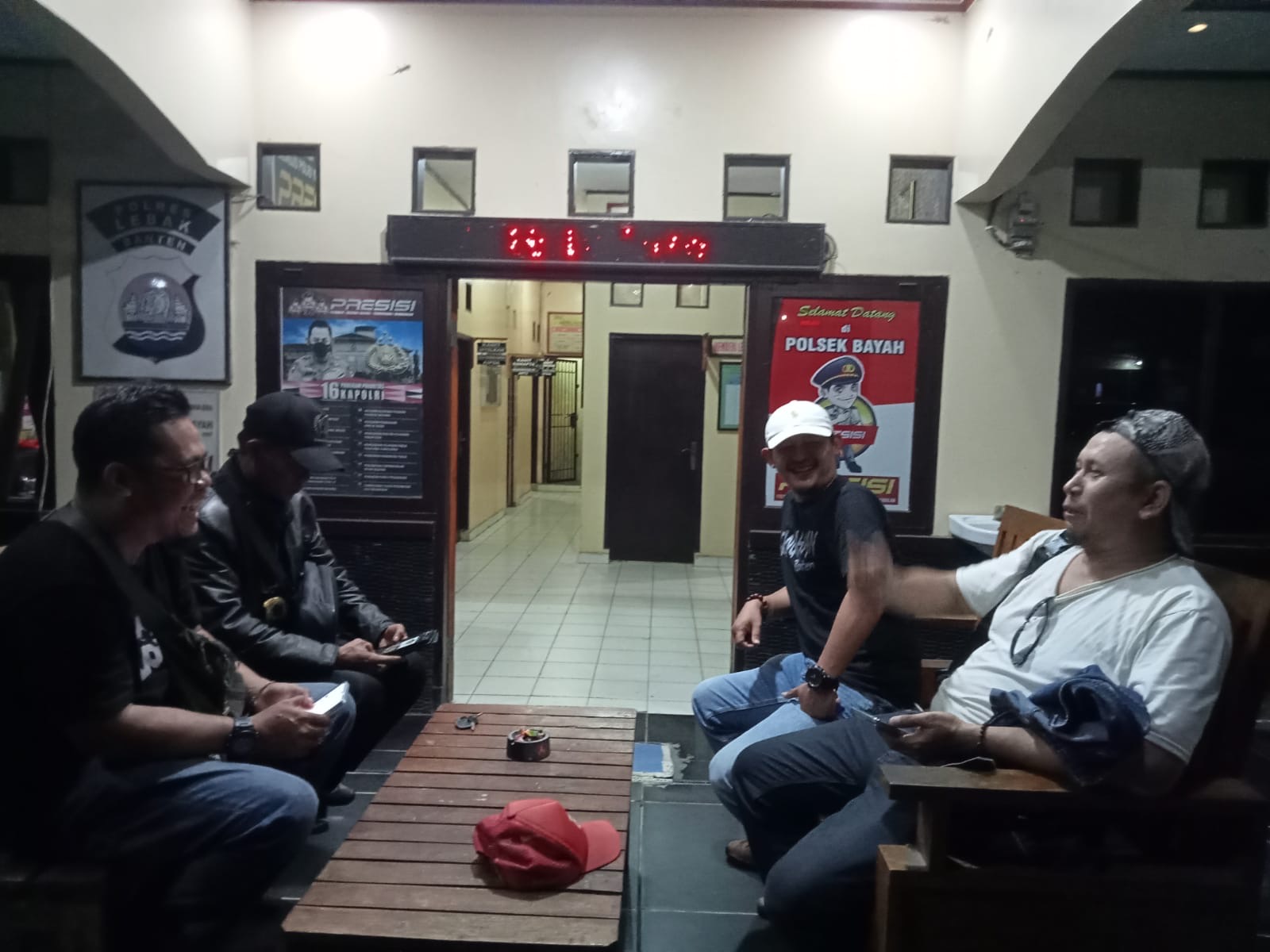 Jalin Sinergitas Kapolsek Bayah Bareng Rekan Media PWI Unit Lebak Selatan Gelar Diskusi Santai