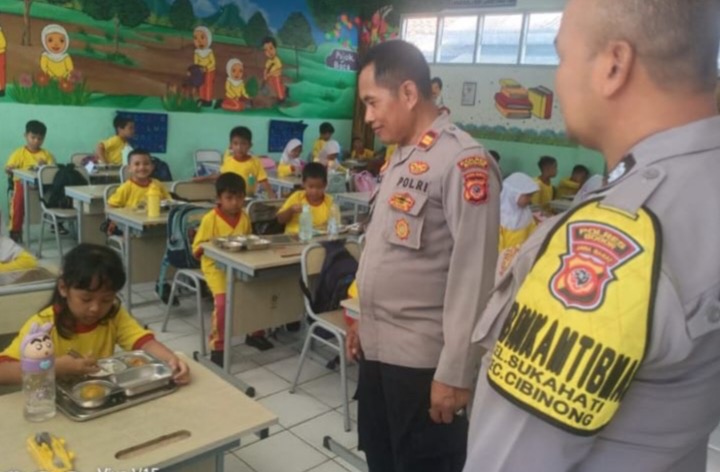 Mendukung Program Presiden, Sinergitas TNI-Polri Giat Cooling System Monitoring Pembagian Makan Bergizi Gratis di Kecamatan Cibinong