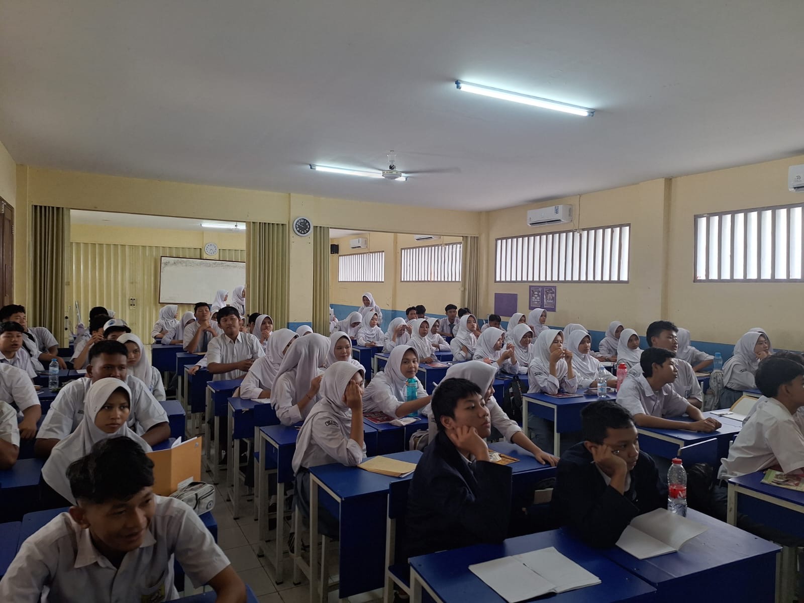 Satresnarkoba Polres Metro Jakbar Gelar Sosialisasi Bahaya Narkoba di SMK Al Ihsan Meruya