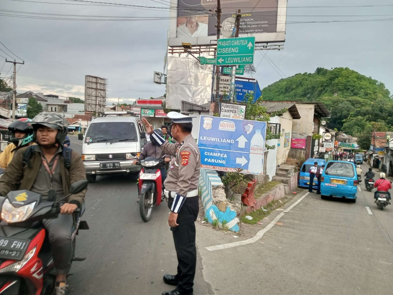 Polisi Hadir di Tengah Warga, Polsek Ciampea Laksanakan Pengaturan Lalu Lintas