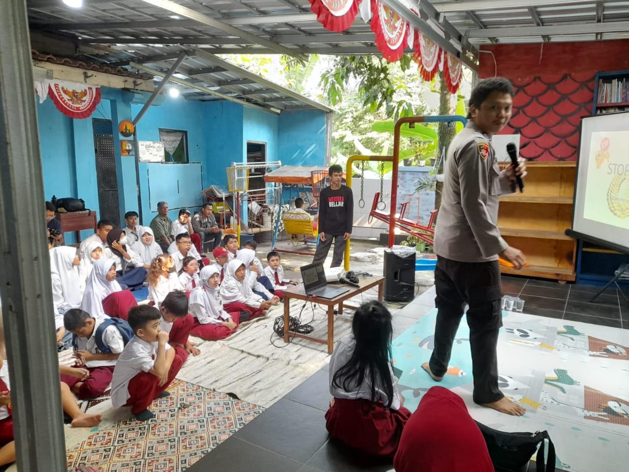 Bhabinkamtibmas Parungpanjang Aktif Edukasi Bahaya Bullying di SLB Ayah Bunda