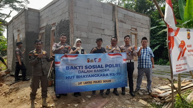 Jelang HUT Bhayangkara ke-79, Polres Bogor Gelar Bakti Sosial Bedah Rumah di Rancabungur