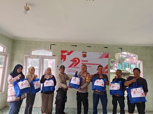 Jelang HUT Bhayangkara ke-79, Polsek Cibinong Bagikan Sembako Kepada PHL dan Warga Sekitar