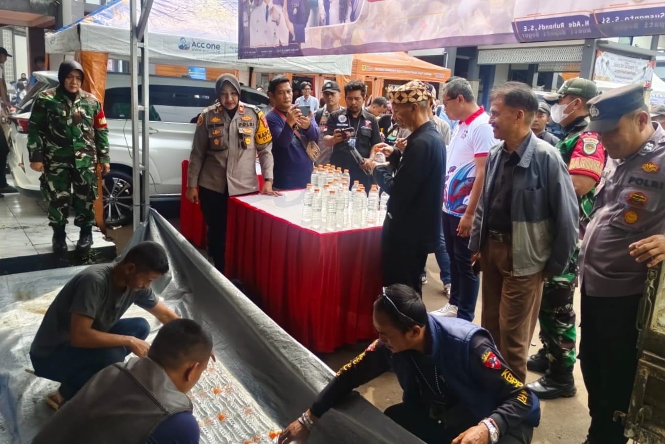 Operasi Gabungan 3 Pilar, Kapolsek Dramaga Bersama Forkompimcam Musnahkan Miras Jenis Ciu
