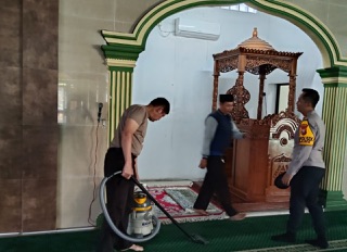 Polsek Parung Gelar Bakti Sosial di Masjid Riyasdhul Sholihin dalam Rangka HUT Bhayangkara ke-79