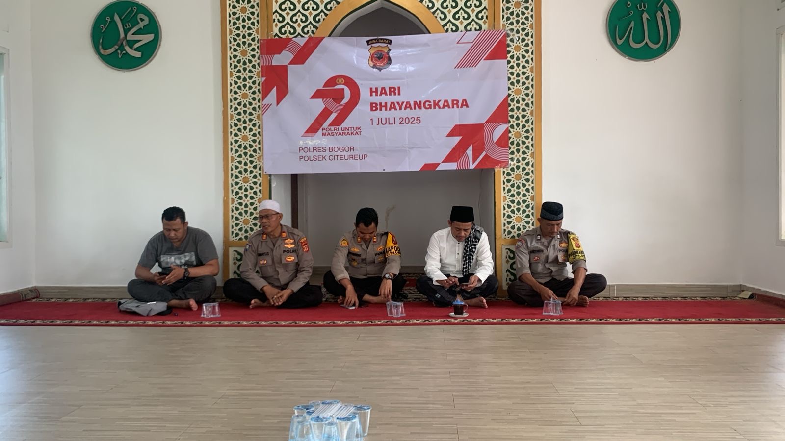 Jelang HUT Bhayangkara ke-79 Kapolsek Citeureup dan Anggota Gelar Doa Bersama dengan Anak Yatim