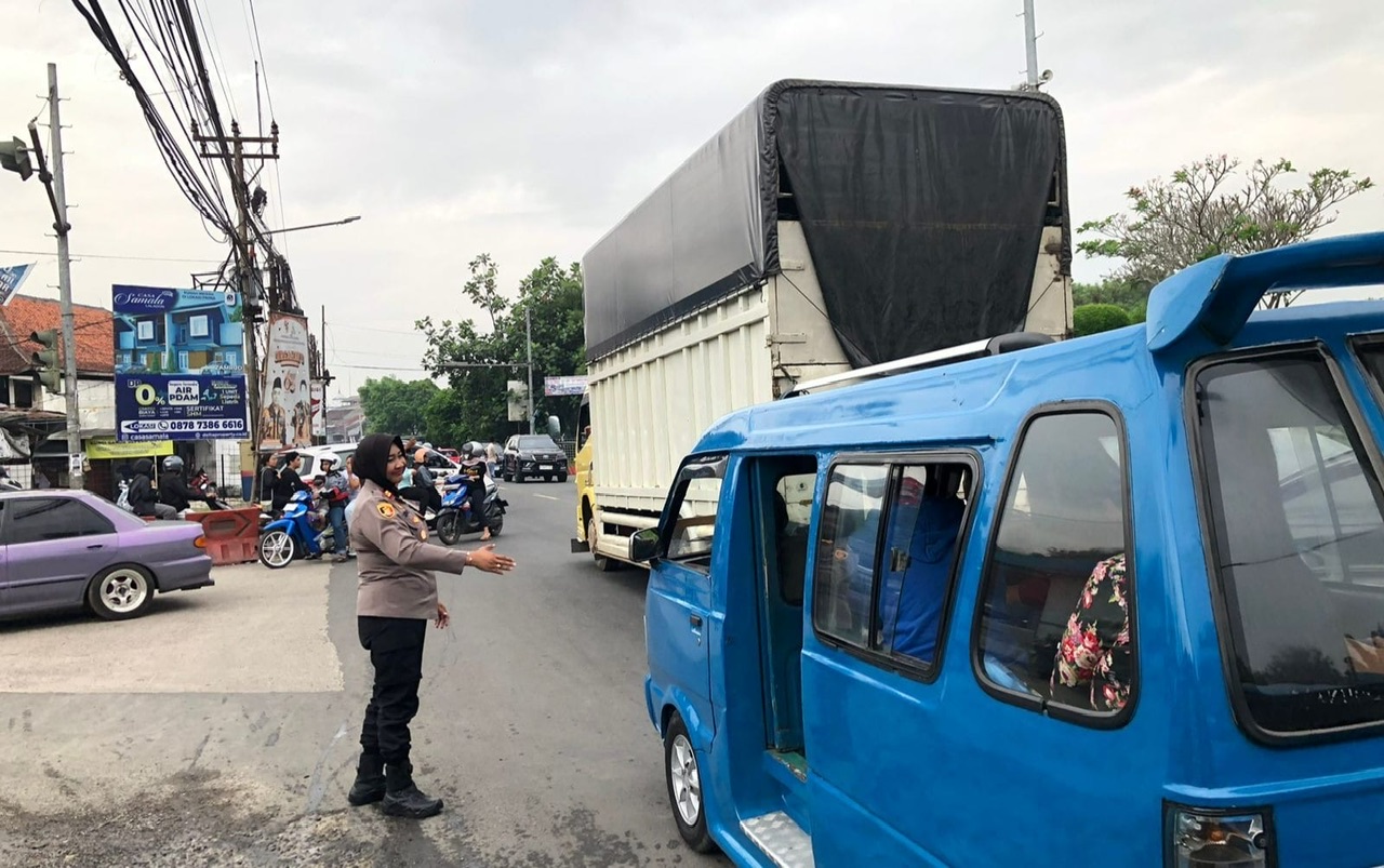 Antisipasi Kemacetan Hari Libur, Kapolsek Dramaga Melaksanakan Giat Gatur Lalu Lintas