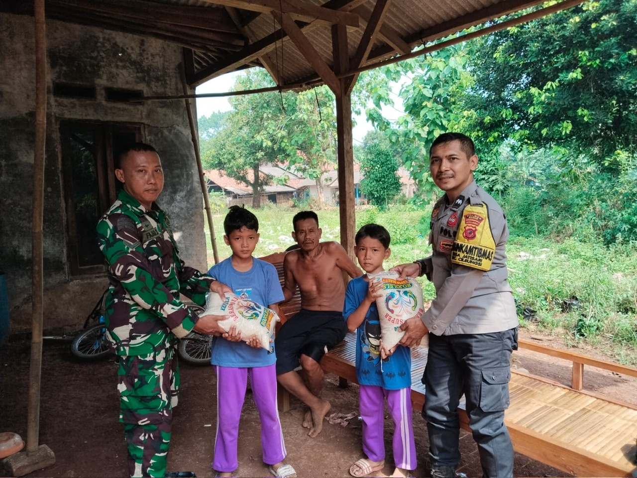 Wujudkan Kepedulian, Bhabinkamtibmas dan Bhabinsa Berikan Santunan Kepada Anak Yatim dan Kaum Dhuafa