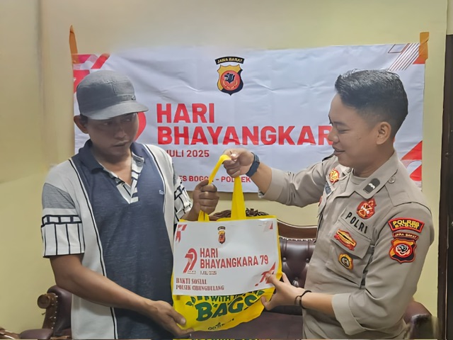 Kapolsek Cibungbulang Bersama Personel Gelar Baksos dalam Rangka Hari Bhayangkara ke-79