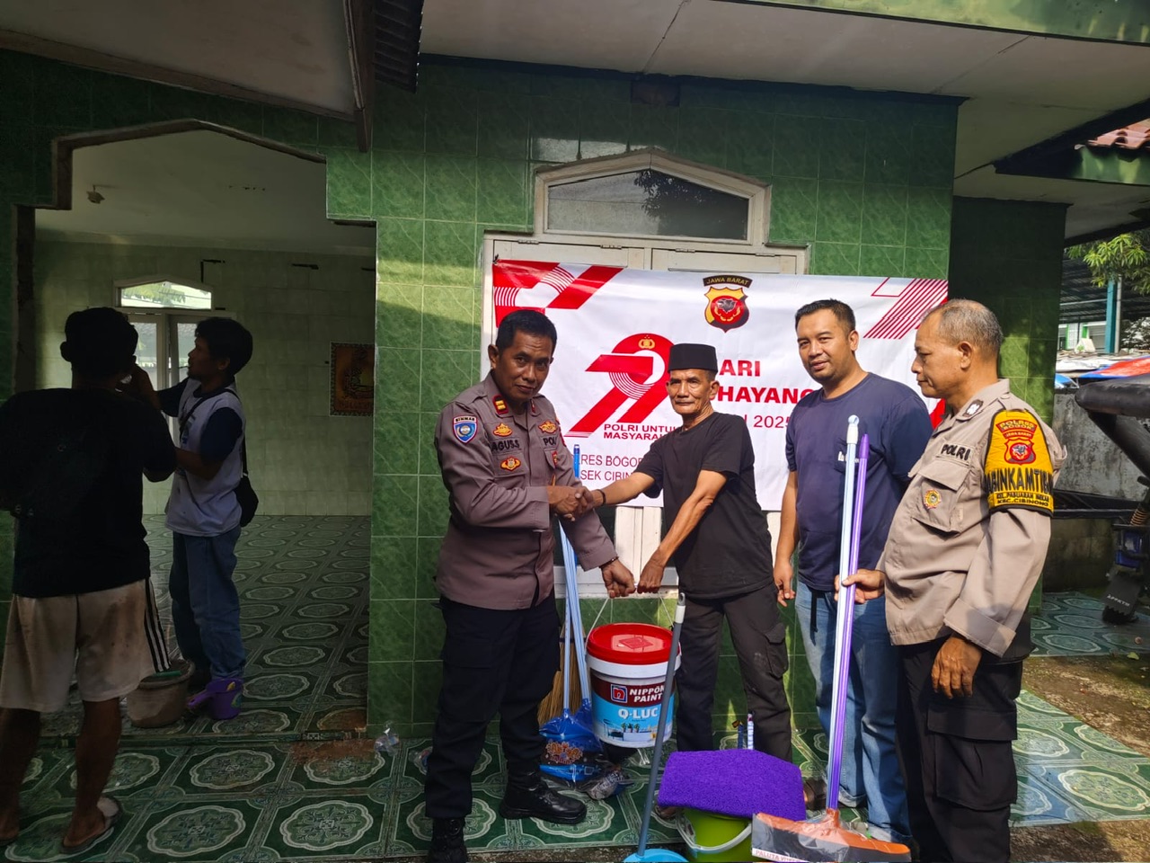 Sambut HUT Bhayangkara ke-79, Polsek Cibinong Gelar Bhakti Religi Perbaikan Mushalla