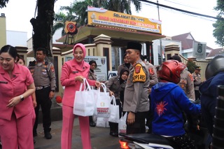 Kapolres Bogor dan Ketua Bhayangkari Cabang Bogor Gelar Bhakti Sosial