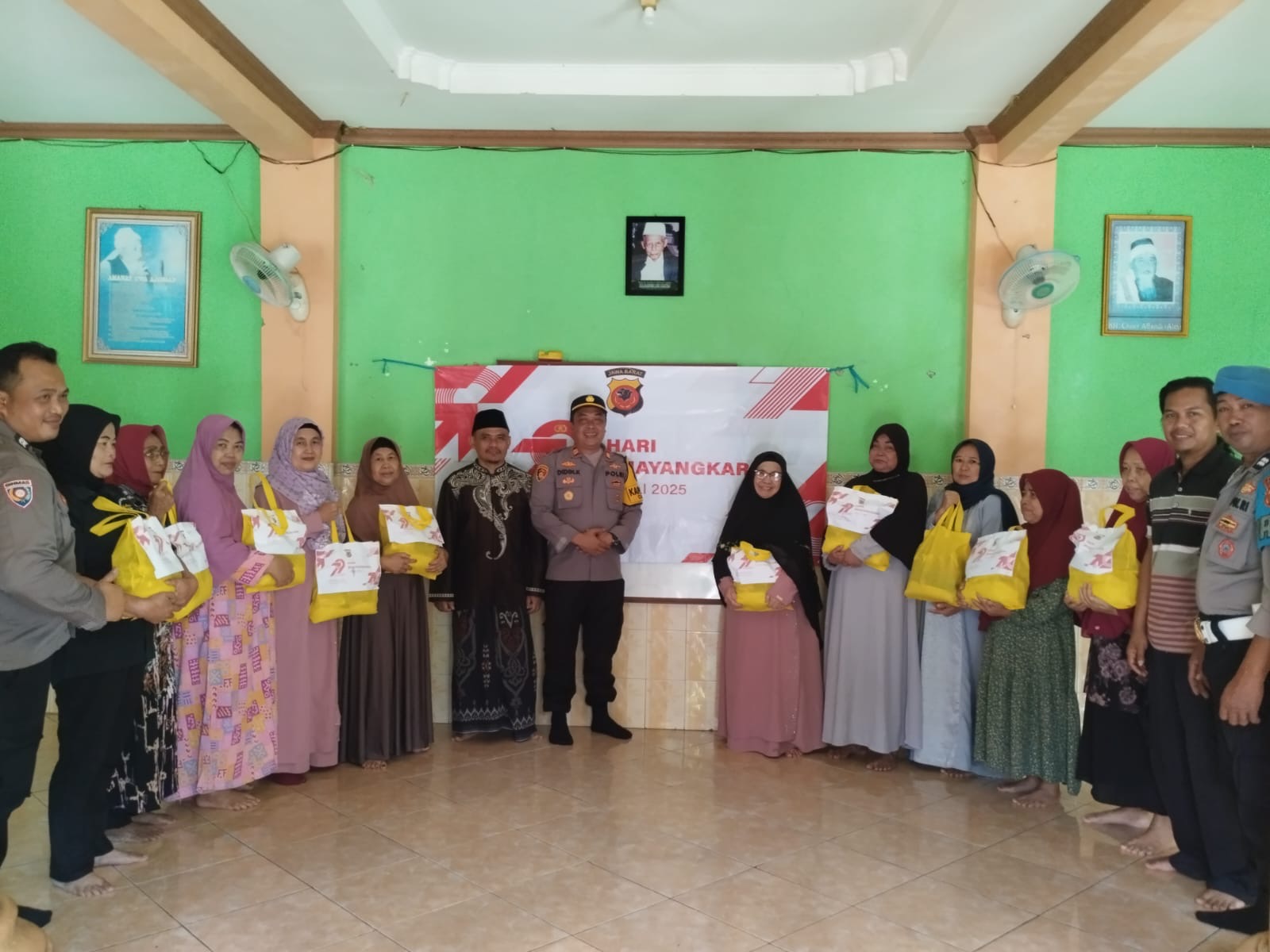 Polsek Cijeruk Gelar Bakti Sosial Penyerahan Sembako Dalam Rangka HUT Bhayangkara ke-79 di Desa Ciburayut