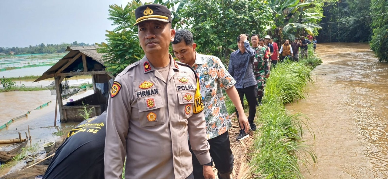 Kali Cibeuteung di Desa Babakan Ciseeng Jebol, Kapolsek Parung Tinjau Lokasi Terdampak
