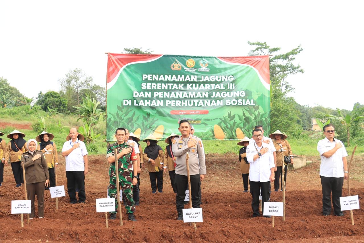 Polres Bogor Laksanakan Tanam Jagung di Lahan Perhutanan Sosial Pada Kuartal III
