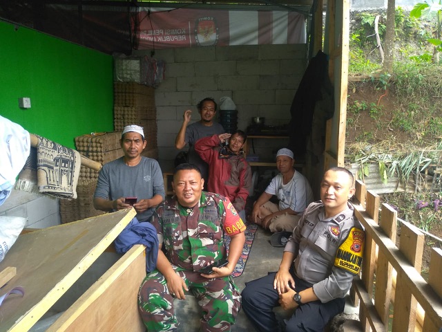Sinergitas TNI-Polri, Bhabinkamtibmas dan Babinsa Sambangi Tokoh Masyarakat Desa Cimande Hilir Beri Himbauan Kamtibmas
