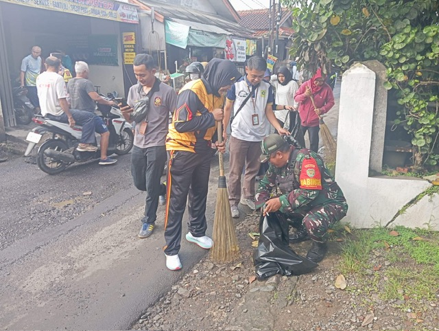 Kapolsek Dramaga Bersama Forkompincam Laksanakan Operasi Bersih Lingkungan