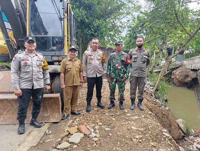 Bangunan Rumah Warga di Ciawi Roboh, Bhabinkamtibmas Polsek Ciawi Bantu Evakuasi