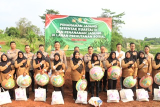 Peduli Petani dan Ketahanan Pangan, Kapolres Bogor Salurkan Bansos ke Kelompok Tani