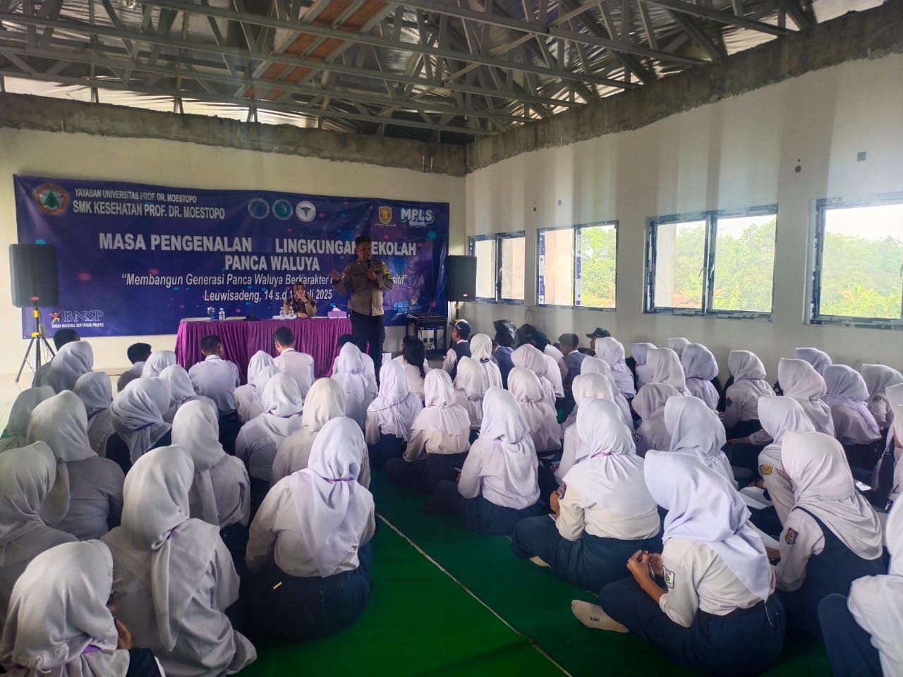 Hadiri Pembukaan MPLS SMK Kesehatan Prof. Dr. Moestopo, Bhabinkamtibmas Polsek Leuwiliang Sampaikan Edukasi Kamtibmas ke Siswa Baru