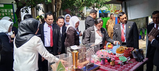 Bhabinkamtibmas Polsek Citeureup Hadiri Kunjungan Kerja DLH Kabupaten Bogor di Kampung Ramah Lingkungan