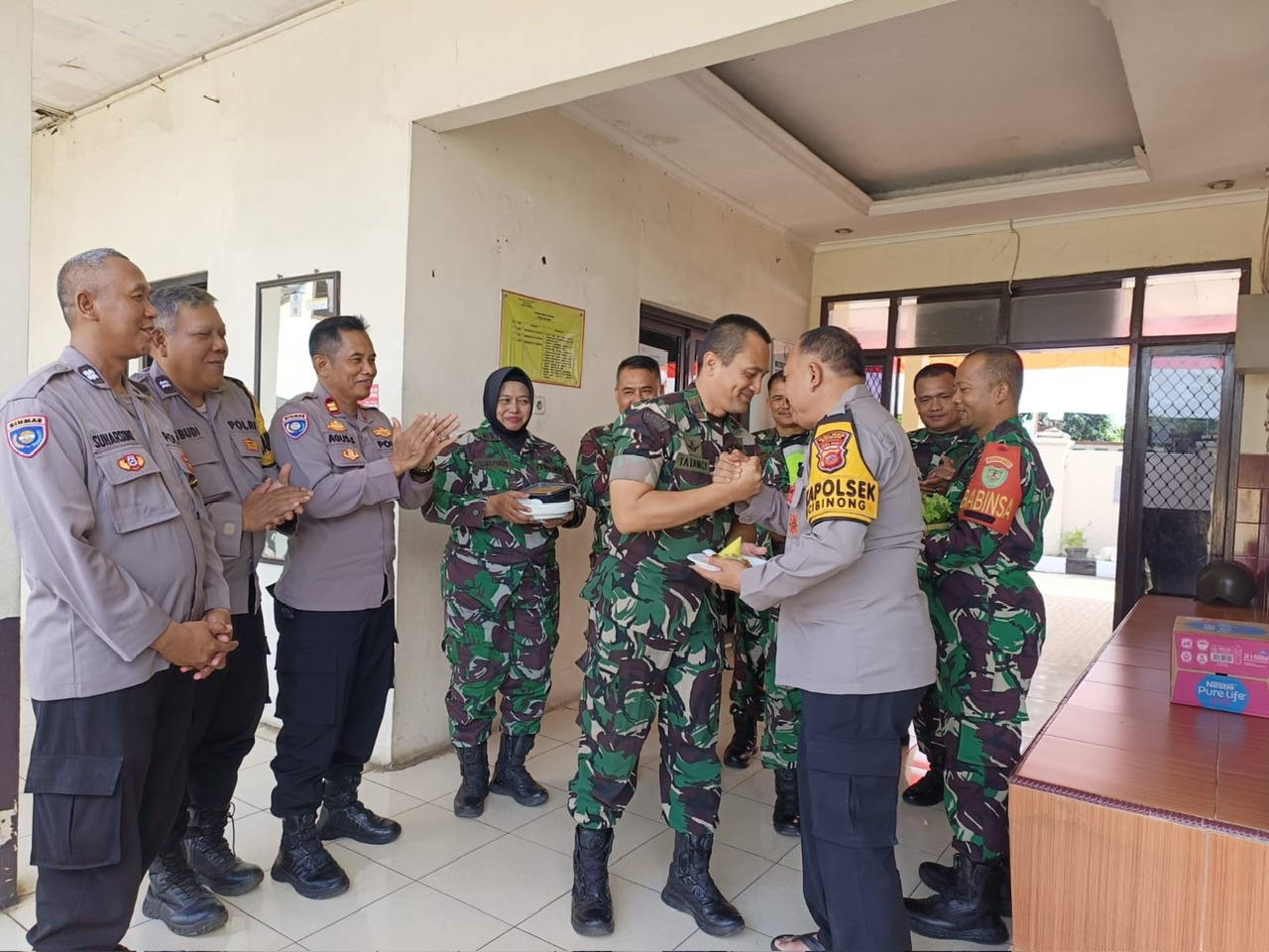 Wujudkan Sinergitas, Danramil 0621-01/Cibinong Sambangi Polsek Cibinong Ucapkan Selamat HUT Bhayangkara ke-79