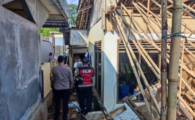 Atap Rumah Ambruk di Desa Pancawati, Bhabinkamtibmas Cek Lokasi Bencana