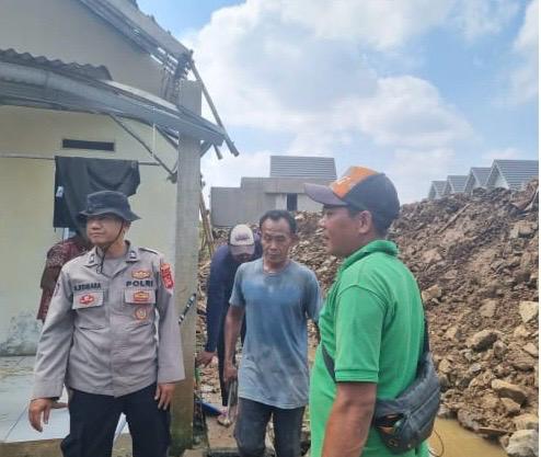 Pascabencana Banjir di Bantarsari, Polsek Rancabungur Bersama Warga Giat Kerja Bakti