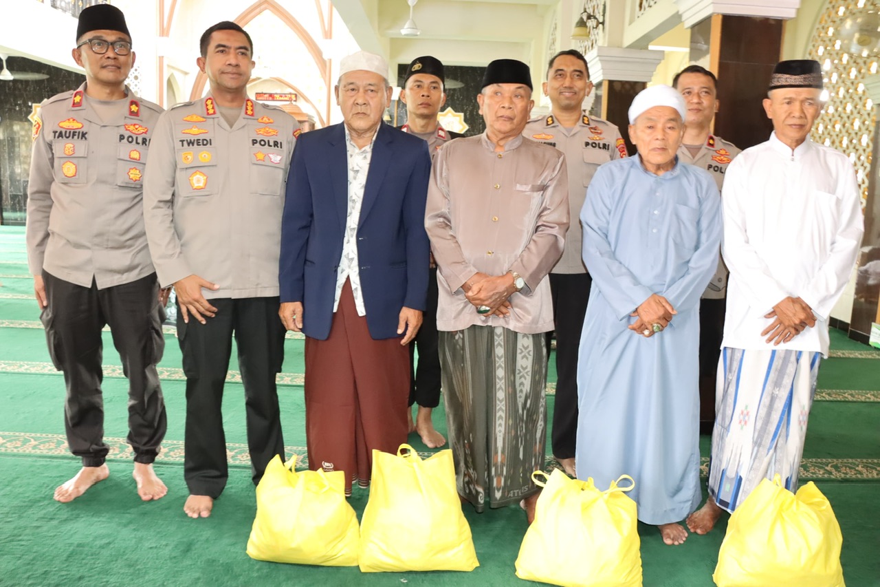 Safari Jumat Di Masjid Himawan At Taubah, Kapolres Metro Jakarta Barat Tebar Kebersamaan dan Peduli Sesama