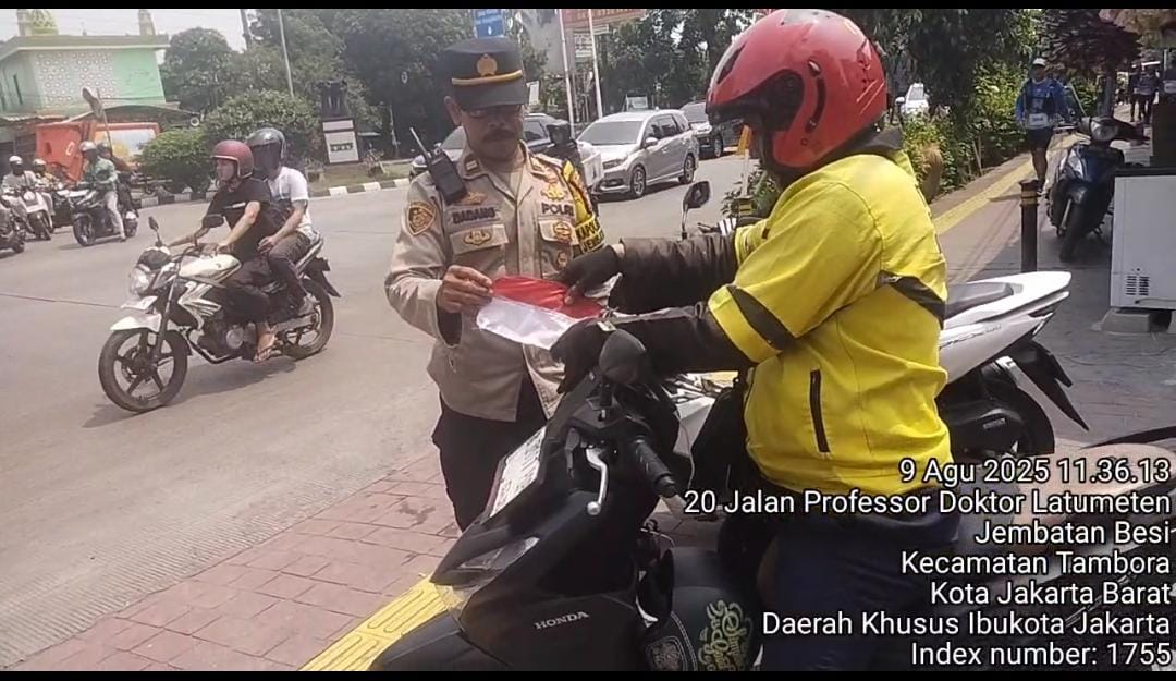 Kapolsubsektor Jembatan Besi Ajak Warga Kibarkan Merah Putih di Kendaraan