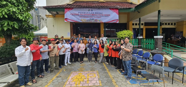 Lurah Angke Resmikan Gerai Sembako Koperasi Merah Putih Kelurahan Angke