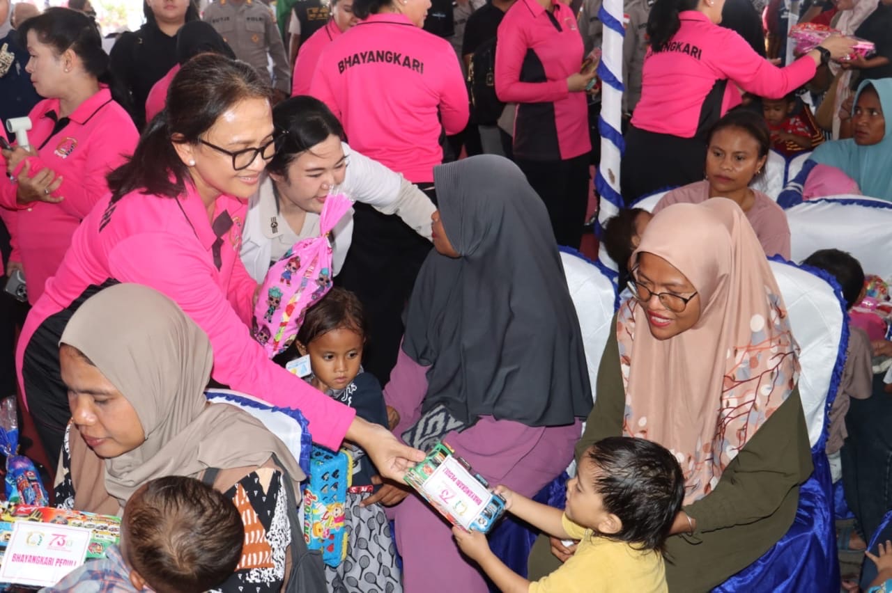 Ketua Umum Bhayangkari Salurkan 5.000 Paket Bansos, Gelar Bakti Kesehatan dan Religi di NTT