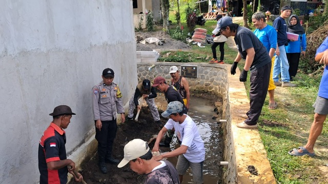 Bhabinkamtibmas Bersama Babinsa Laksanakan Coolling System Giat Kerja Bakti di Desa Ciherang