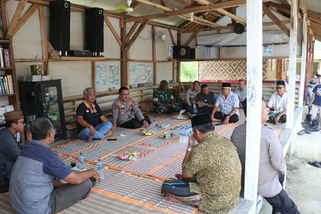 Bentuk Perhatian, Kapolres Lebak Cek Kondisi dan Berikan Bantuan ke Personil Korban Atap Rumah Roboh