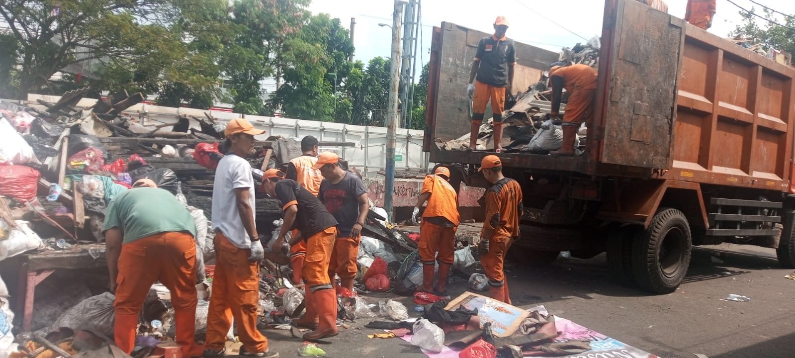 PPSU Kelurahan Krendang Angkut Puing dan Sampah Pascakebakaran